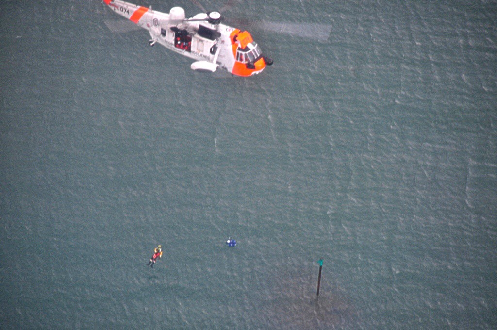 Her henter et Sea King opp en øvelsesdukke fra sjøen, mens et fly fra Bardufoss flytjenestekorps markerer dets posisjon.